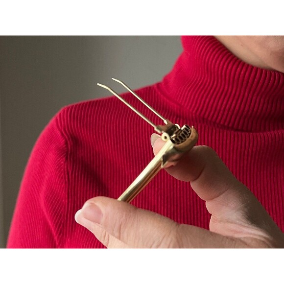 Vtg signed monet pin gold plated statement brooch maximalist ornate organ scarf - Picture 4 of 4